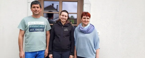Družina Stegel (Smrekarjeva domačija): Boštjan Stegel, najstarejša od treh hčera Zala in Melita Stegel