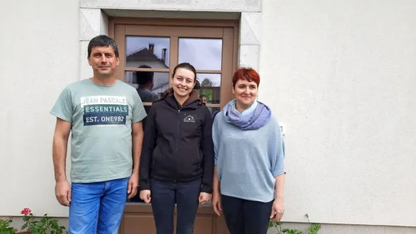 Družina Stegel (Smrekarjeva domačija): Boštjan Stegel, najstarejša od treh hčera Zala in Melita Stegel