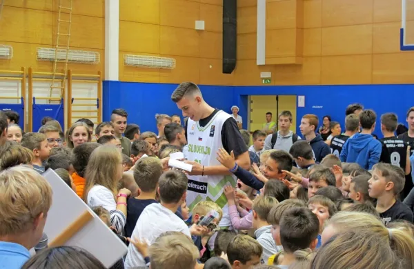 Po eurobasketu leta 2017 so Vlatka Čančarja na OŠ Dušana 
Bordona takole obkrožili navdušeni otroci. 