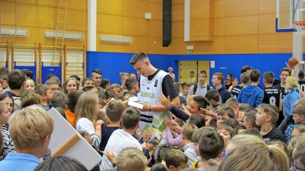 Po eurobasketu leta 2017 so Vlatka Čančarja na OŠ Dušana 
Bordona takole obkrožili navdušeni otroci. 