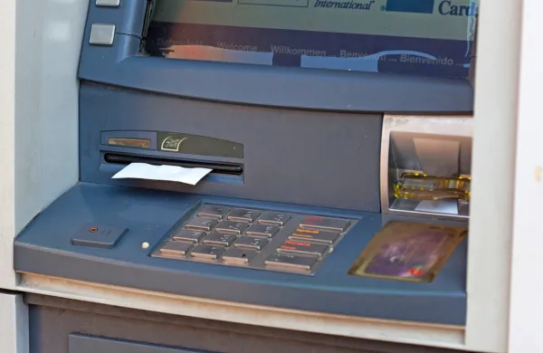 Tudi na hrvaških bankomatih je možno od letošnjega leta dvigniti evre, a v večini primerov to ne bo poceni.