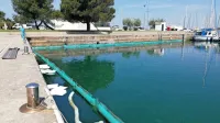 V izolski marini skušajo že nekaj mesecev z baražami in pivniki 
omejiti širitev oljnih madežev.  