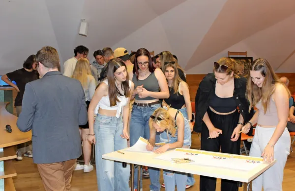 Mladi bodo z odgovori na anketna vprašanja vsaj okvirno povedali, kaj želijo in pričakujejo.  