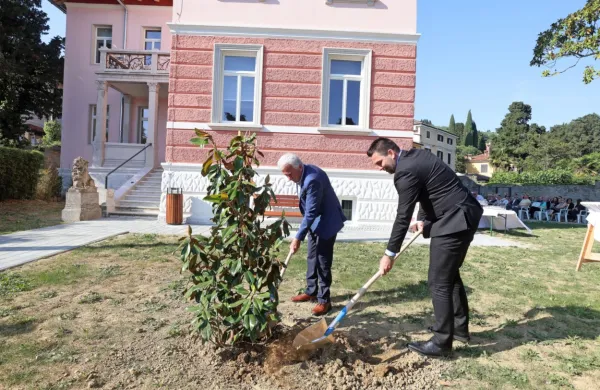 Izolski in piranski župan, Milan Bogatič (levo) in Andrej Korenika, 
sta pred prenovljeno vilo posadila drevo, ki simbolizira predanost 
obeh občin dolgoročni skrbi za starostnike.