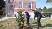 Izolski in piranski župan, Milan Bogatič (levo) in Andrej Korenika, 
sta pred prenovljeno vilo posadila drevo, ki simbolizira predanost 
obeh občin dolgoročni skrbi za starostnike.