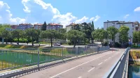 Parkirišča ob blokih v spodnji Semedeli, ki je prek pasarele 
povezana z mestom, so postala tarča iznajdljivih voznikov, ki 
iščejo možnost brezplačnega parkiranja.