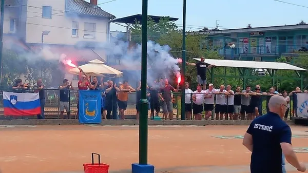 Vroči navijači na balinarskih dvobojih niso ravno pogost običaj.