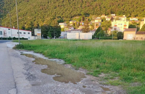 Občina bi  zemljišče pri gasilskem domu kupila za parkirišče. 