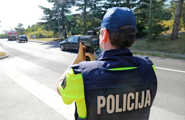 Policisti  bodo  v  teh dneh  poostreno preverjali,  ali  vozniki upoštevajo  
omejitve  hitrosti.  