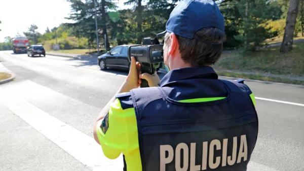 Policisti  bodo  v  teh dneh  poostreno preverjali,  ali  vozniki upoštevajo  
omejitve  hitrosti.  