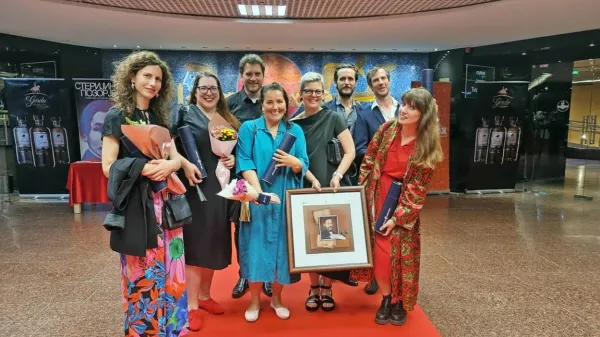 Ansambel predstave 52 hertzov po prejetju nagrade na festivalu 
Sterijino pozorje.