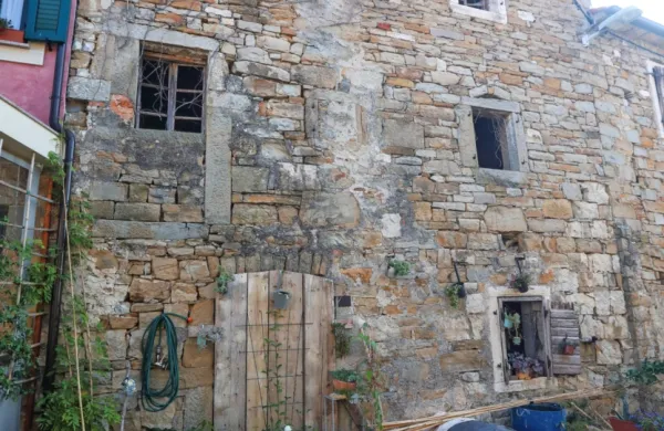 Okoli stare in zapuščene hiše v Padni bo kmalu zelo živahno, saj bo 
nov imetnik stavbne pravice začel s prenovo. 