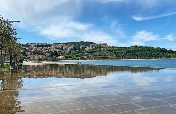 

 



Tudi poleti na celotni širini promenade po nalivih zastaja voda in 
ovira sprehajalce. 