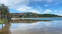 

 



Tudi poleti na celotni širini promenade po nalivih zastaja voda in 
ovira sprehajalce. 