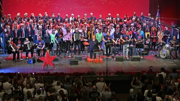 Slavljencem so se v prvem delu koncerta na odru pridružili pevci in pevke zborov Coro sociale, Donna Canta Donna in Kombinat.