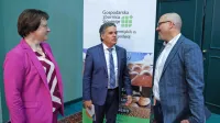 Na vrhu kmetijskih in živilskih podjetij so gostili tudi Franka  
Yiannasa, svetovno uveljavljenega  strokovnjaka in nekdanjega 
namestnika komisarja za prehransko politiko pri Ameriški agenciji 
za hrano in zdravila;  na fotografiji v sredini, med  Tatjano Zagorc in 
Alešem Kuharjem.