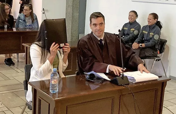 Tanja Tolimir in odvetnik Rok Križanec sta vztrajala, da je obtožena 
nedolžna, za dve kaznivi dejanji izdaje tajnih podatkov, kar je 
priznala, pa je bila obsojena na dve leti zapora.