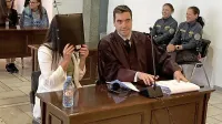 Tanja Tolimir in odvetnik Rok Križanec sta vztrajala, da je obtožena 
nedolžna, za dve kaznivi dejanji izdaje tajnih podatkov, kar je 
priznala, pa je bila obsojena na dve leti zapora.