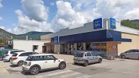 Prodajalka v novogoriški trgovini Eurospin je svojega nekdanjega delodajalca oškodovala za skupno 45.000 
evrov, policisti pa jo sumijo kaznivega dejanja poneverbe in neupravičene uporabe tujega premoženja. 