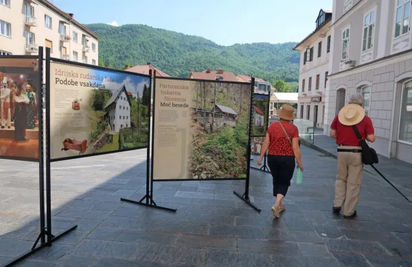 Urbana razstava En muzej, tisoč zgodb, ob 70. obletnici Mestnega muzeja Idrija na glavnem idrijskem trgu.