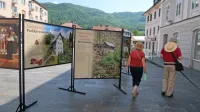 Urbana razstava En muzej, tisoč zgodb, ob 70. obletnici Mestnega muzeja Idrija na glavnem idrijskem trgu.