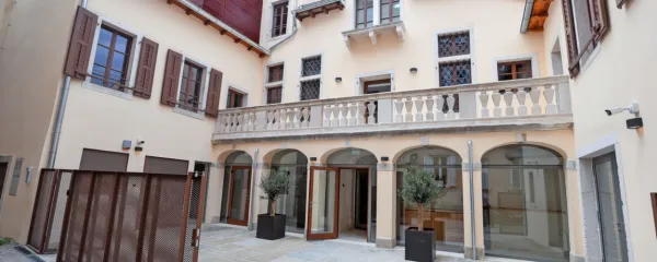 Razgibana vrtna fasada kaže, da beneško baročno palačo Tiepolo - Gravisi sestavlja več stavb.