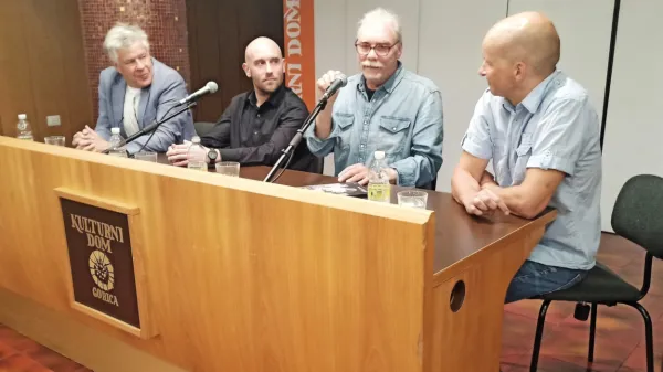 Z Davorinom Lenkom (drugi z leve) in Borisom Kobalom (drugi z 
desne) se je v Kulturnem domu v Gorici pogovarjal sodelavec 
Beletrine Andraž Gombač.