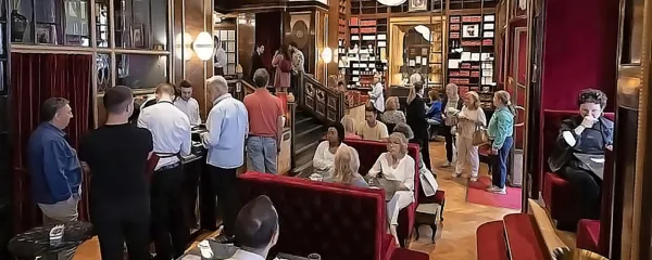  V prvih dneh odprtja kavarne Sacher v Trstu je bila vselej velika 
gneča.