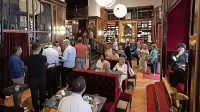  V prvih dneh odprtja kavarne Sacher v Trstu je bila vselej velika 
gneča.