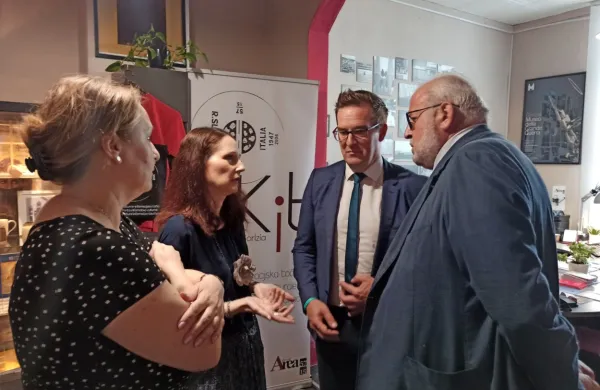 Pavla Jarc in  Kristina Markova bosta za besedo držala župana 
Sama Turela  in Rodolfa Ziberno, da bo KiT osrednja info točka  
obeh Goric.