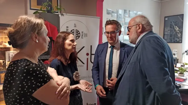 Pavla Jarc in  Kristina Markova bosta za besedo držala župana 
Sama Turela  in Rodolfa Ziberno, da bo KiT osrednja info točka  
obeh Goric.