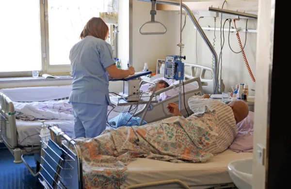  Vpisnih mest ni mogoče kar povečati, saj morajo šole poleg 
prostorov in kadra svojim dijakom zagotoviti tudi možnost prakse 
z delom v kliničnem okolju, pojasnjujejo na pristojnem ministrstvu. 