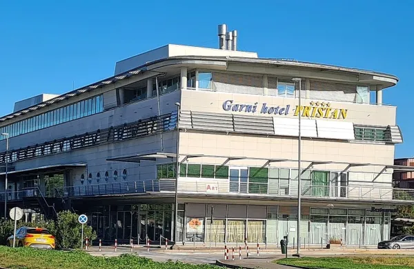 Univerza na Primorskem ponuja v najem restavracijo v nekdanjem 
Garni hotelu Pristan. 