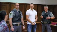Ugrabitev in umor Danijela Božića naj bi  načrtoval Klemen 
Kadivec, domnevni šef slovenske celice Kavaškega klana  (na 
fotografiji med  pravosodnima  policistoma  na koprskem  okrožnem 
sodišču).  