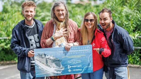 Ob velikem presenečenju, ki mu ga je pripravila ekipa Radia Capris, je Erik za trenutek ostal brez besed.