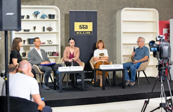 Na okrogli mizi so različni strokovnjaki izmenjali poglede na predlog zakona o pomoči pri prostovoljnem končanju življenja.