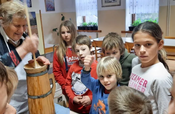 Otroci imajo šolo zelo radi tudi zaradi zanimivega  nadstandardnega programa, med drugim so se naučili izdelovati domače 
maslo. 