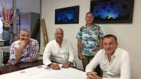 V podjetju Rezidenca Momento imata največ teže Dimitrij Vivoda 
in Anto Guberac (v sredini oziroma skrajno desno), sodelujeta pa 
tudi Mitja Petrič (stoji) in Vladimir Gavran.  