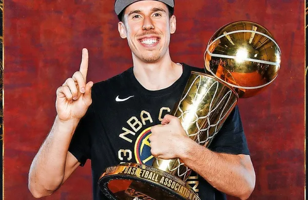 Vlatko Čančar s pokalom prvaka lige NBA