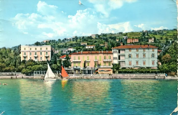Pogled na portoroške hotele (z leve) Riviera, Portorož in Central  v 
50. letih 20. stoletja: 