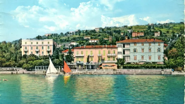 Pogled na portoroške hotele (z leve) Riviera, Portorož in Central  v 
50. letih 20. stoletja: 
