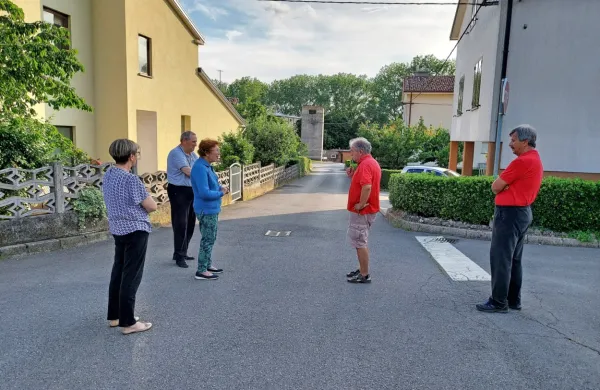 Ljudje ob Cebejevi ulici sprašujejo, kdo bo saniral poškodovano 
cestišče in morebitne poškodbe na stanovanjskih objektih. 