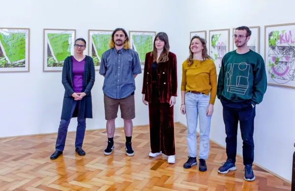Na fotografiji (z leve) kustosinja Mojca Grmek ter ustvarjalci  Matic 
Flajs, Andreja Kranjec, Nika Rupnik in Marko K. Gavez