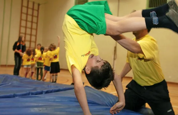 Razpis šolam omogoča vključitev   dodatnega športnega pedagoga 
v prvo triado devetletke. Slika je simbolična.  