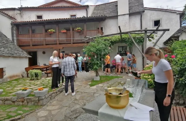 Mladinski hotel  Pliskovica domuje v prenovljeni  kraški domačiji. 