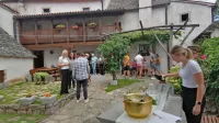 Mladinski hotel  Pliskovica domuje v prenovljeni  kraški domačiji. 