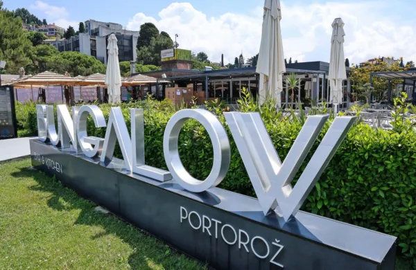 Najemnik restavracije Bungalow opozarja Okolje Piran, da je 
najemnina previsoka, novi direktor Okolja Piran Neset Nesi Dulai 
pa poudarja, da svojih dobrih najemnikov Okolje ne želi izgubiti. 