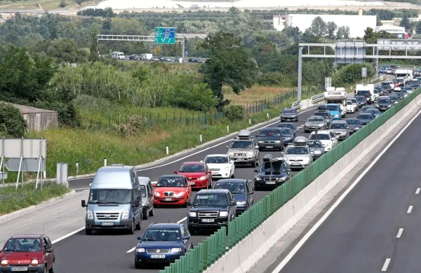 Takšna je vse bolj pogosta slika na naših avtocestah.