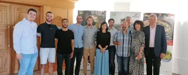    Župan Mauricij Humar (prvi z desne) in  direktorica Javnega zavoda Miren Kras Ariana Durnik (druga z desne) sta prepričana, da 
bodo s študenti in  profesorji Univerze v Novi Gorici še sodelovali.