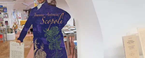 Idrijski občinski svet je ob 300. obletnici rojstva utemeljitelja 
sedmih slovenskih znanosti J. A. Scopolija leto 2023 razglasil za 
njegovo leto (na fotografiji razstava o njem v Mestni knjižnici).